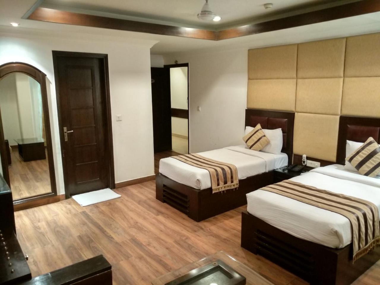 Hotel Aaron Castle New Delhi Exterior photo